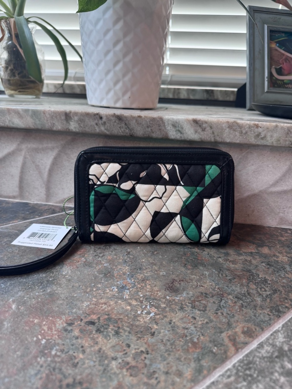 NWT Vera Bradley Green Black and White Quilted Imperial Rose Wristlet - Picture 2 of 7